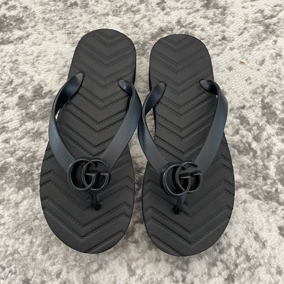 Gucci Shoes - Gucci double g logo flip flops. Sz 6